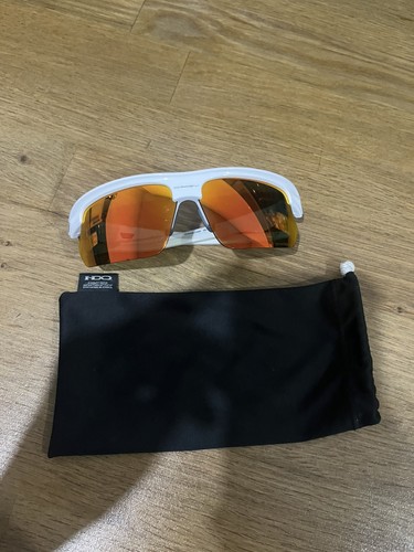 Paire lunettes soleil - de, de